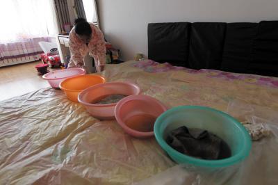 循化楼上漏水，住户失联，小区没物管，业主维权难！律师来支招……